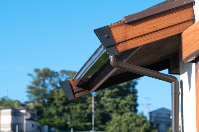 夏の日差しを受けている建物
