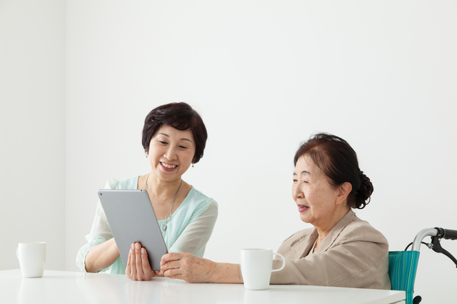 いろいろなサービスを調べる女性の様子