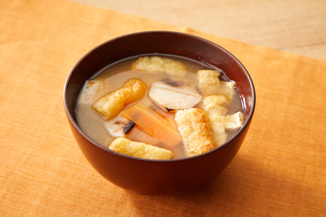 里芋と油揚げの味噌汁