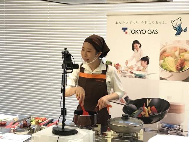 オンライン料理教室中の講師の様子