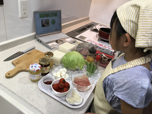 オンライン料理教室を受講している様子