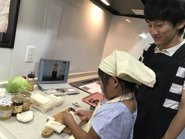 親子で調理中の様子