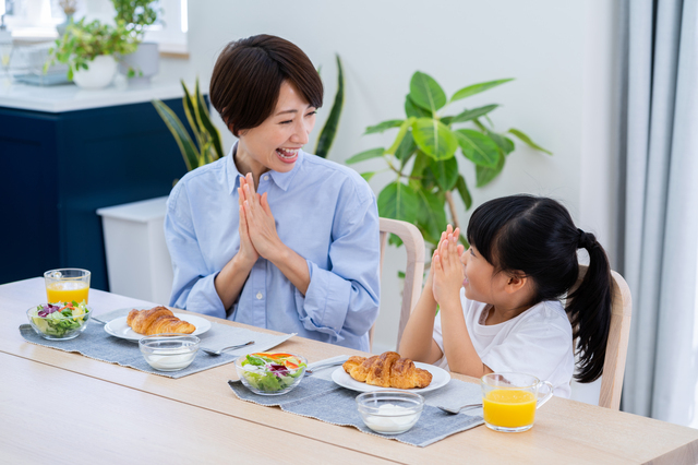 一緒に食事をとる親子の様子