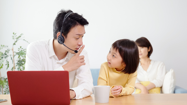 Web会議中は静かにしてもらうよう、子どもにお願いするお父さん