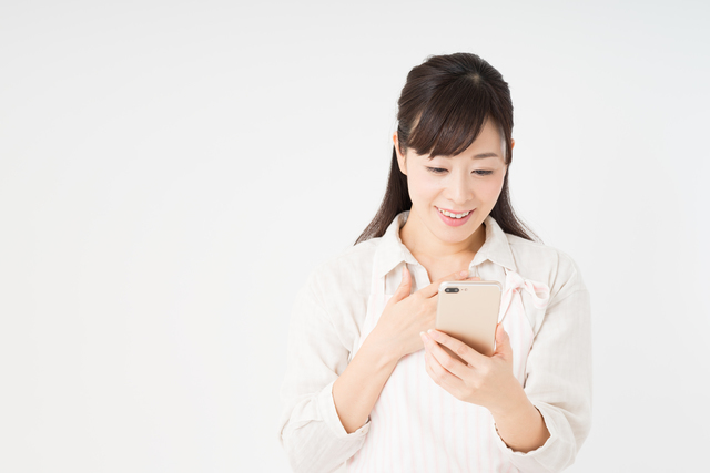 見守りサービスを活用する女性のイメージ