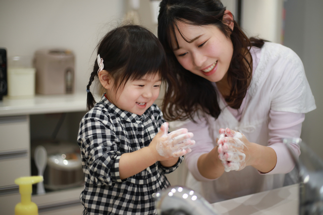子と一緒に手洗いをする母親のイメージ