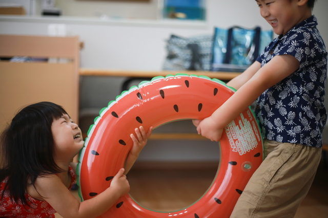 喧嘩をする子の様子
