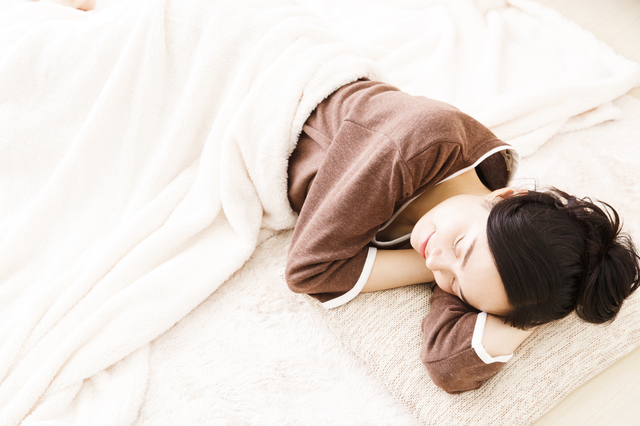 ぐっすり眠る女性