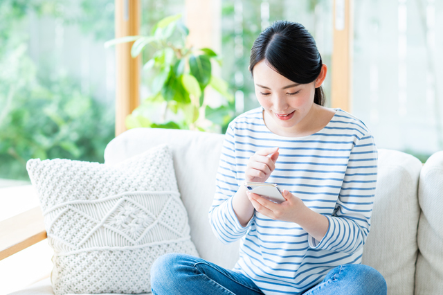 スマホを操作する女性
