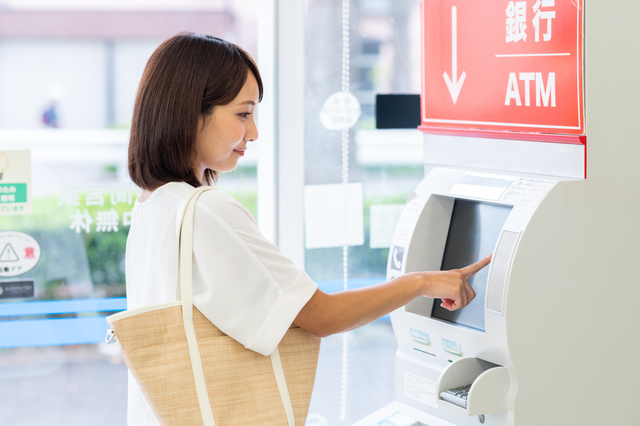 ATMを利用する女性