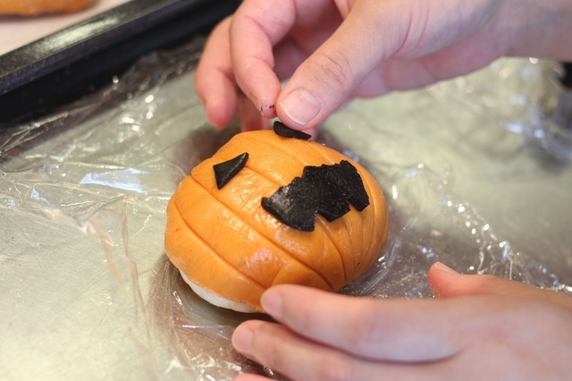 顔用クッキーで顔を付けているところ