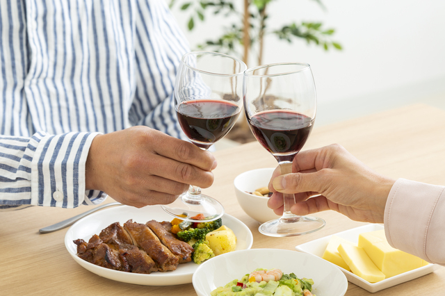 食事と共にワインを楽しむ様子