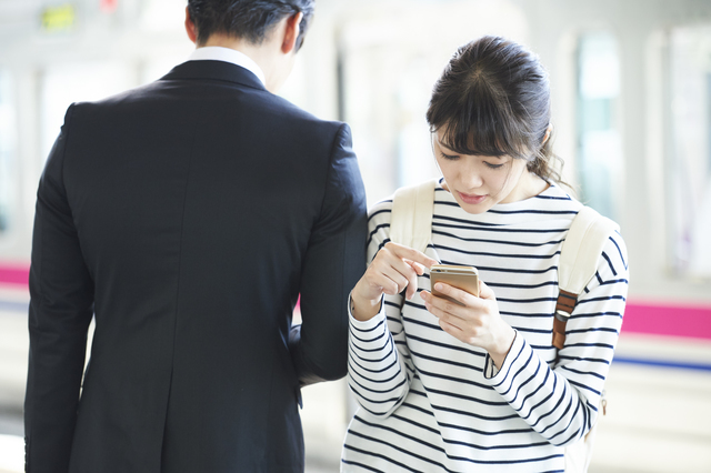 歩きスマホをしている女性