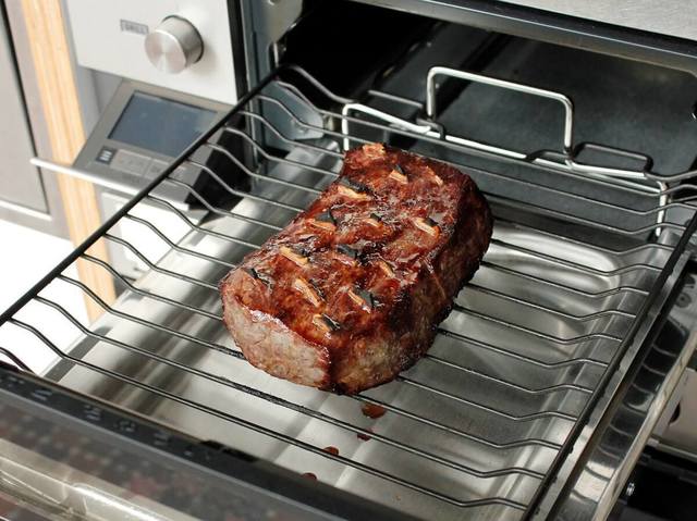 焼き上がり直後のローストビーフ