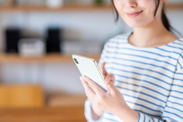スマホを使う女性
