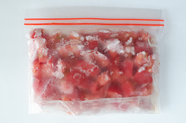 ざく切りにしたトマトを冷凍保存する様子