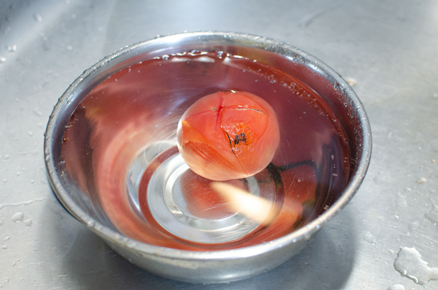トマトを冷水にとる様子