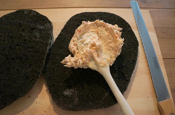 パテをパンに塗る