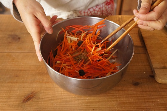 野菜とレモン汁などをあえる