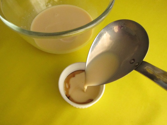 プリン液をココットに注ぐ