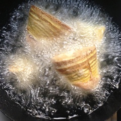 筍を油で揚げる