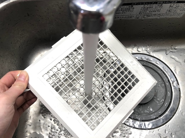 換気扇カバーを水で洗い流す