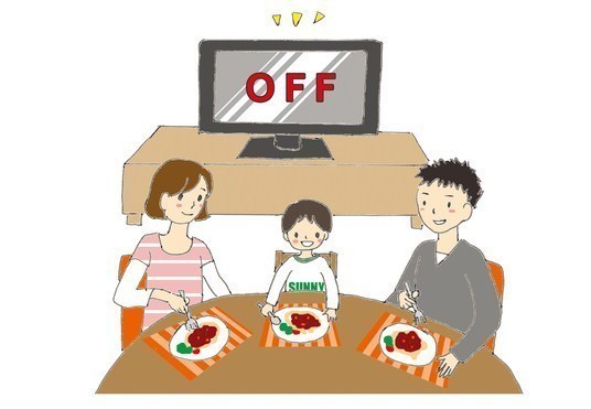 TVを消して食事をする家族