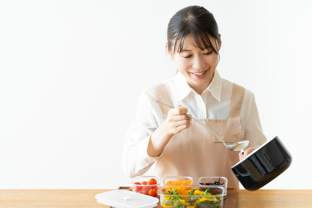 料理を器に入れる