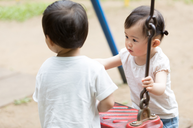 遊具で遊ぶ子ども