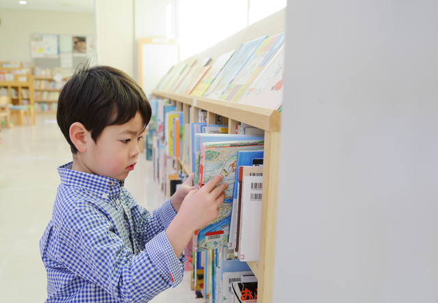 図書館で本を見る子ども