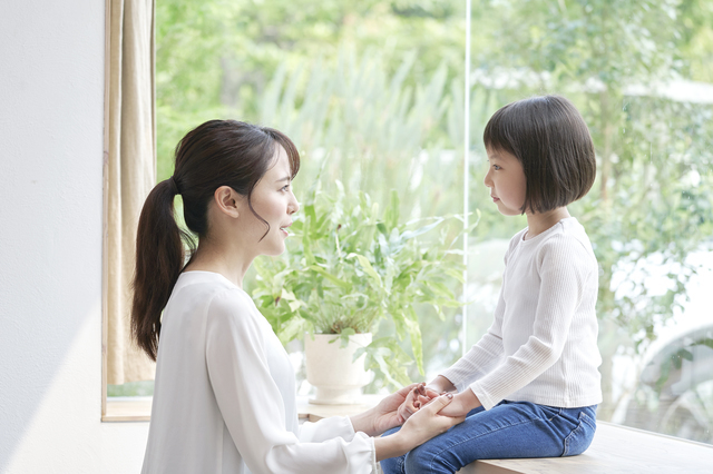 手を握る親子