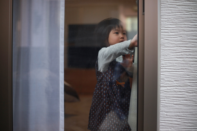 窓を開けようとする子ども