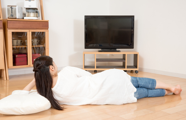 横になってテレビを見る様子