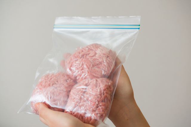 お肉を少しずつラップで包み、冷凍用の密封保存袋にまとめて入れる