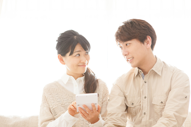 計算する夫婦