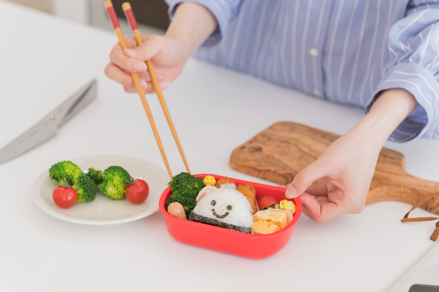 お弁当箱に料理を詰める