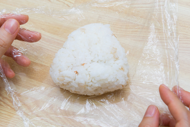 おにぎりをラップで包む