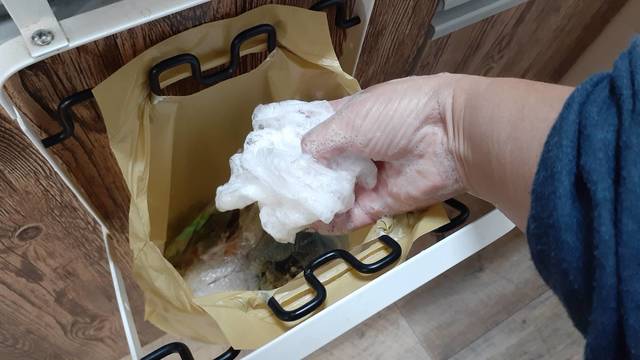 ラップスポンジを捨てる