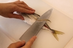 尾の方向からゼイゴを取る