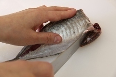 腹に包丁の先を入れ、内臓を取り出す