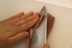 腹骨を薄くそぎ取る