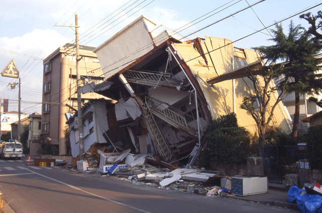 崩壊した建物