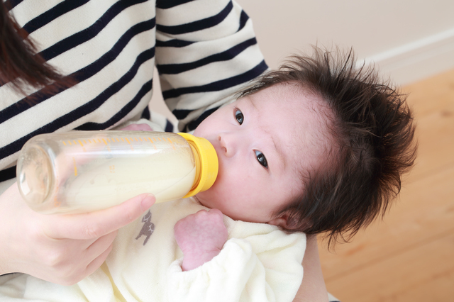 ミルクを飲む赤ちゃん
