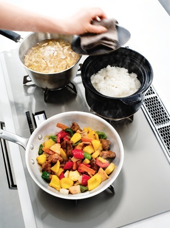 ご飯・おかず・汁物をガスコンロで一度に作る