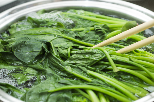 ほうれん草を茹でる