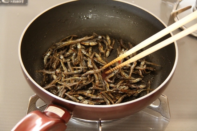ごまめを炒める