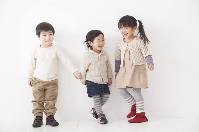 おしゃれな服装の子どもたち