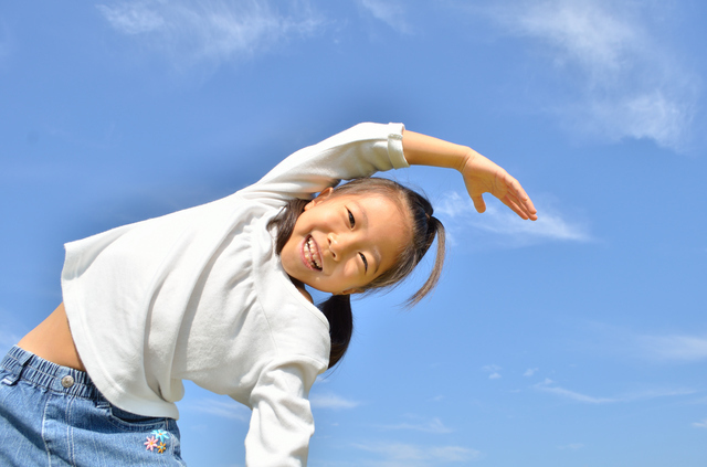 外で運動する子ども