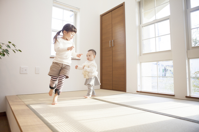 室内を走り回る子どもたち