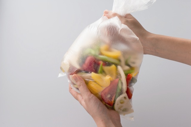 野菜をビニール袋に入れる